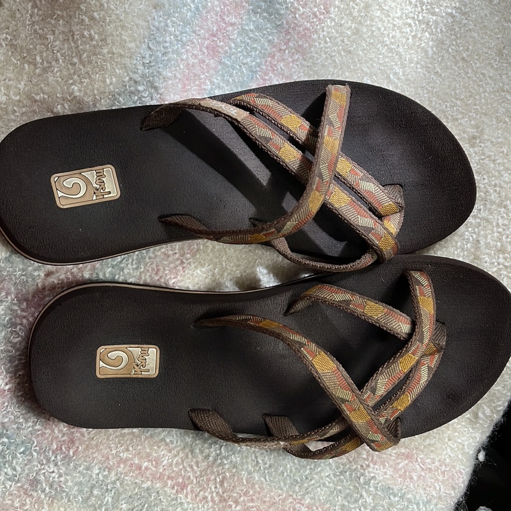 Teva Mush Strappy Hiking Sandals - Picture 5 of 6